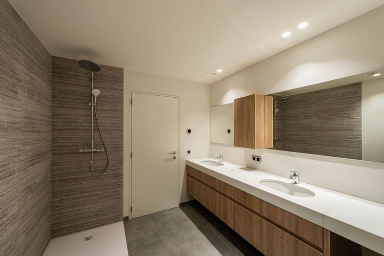 Badkamer met instap douche en dubbele lavabo