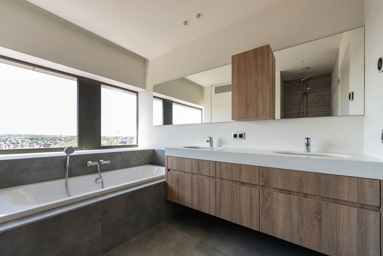 Luxueuze badkamer met prachtig zicht op Hasselt,Zicht vanuit de keuken op Hasselt centrum, appartement 10.A