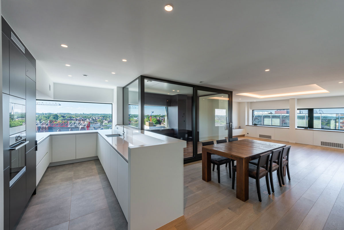 Moderne keuken en leefruimte met zicht op Hasselt